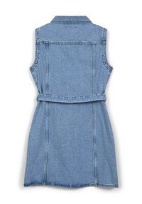 Abito in denim con colletto, senza maniche, vita cinturata e pieghe posteriori. Colore azzurro e dettagli di cucitura classici.