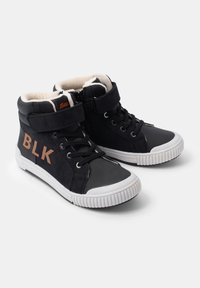 Schwarze High-Top-Sneaker mit einem weichen Innenfutter, schlankem Design, weißer Gummisohle und in Kupfer auf der Seite aufgedrucktem "BLK".