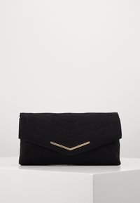 Černá nubuková psaníčko s designem ve tvaru chevronu. Na předním klopu se nachází zlatý kovový akcent ve tvaru písmene V.