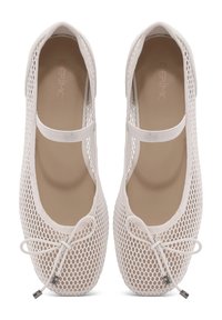 Bailarinas de malla blancas con punta redonda, correa ajustable y detalle de lazo decorativo en la parte frontal. Forro interior suave.
