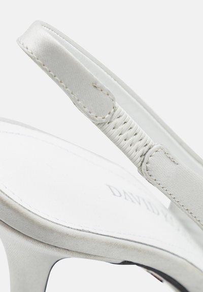Vita satin sandal med en smal rem med flätad detalj, en dämpad sula och en elegant hög klackdesign.