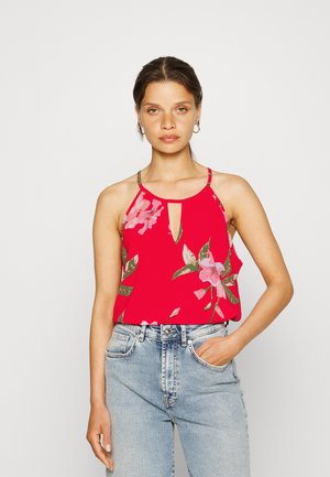 Blusa floral vermelha com decote em forma de olho-chave, alças finas e corte solto. O design apresenta padrões de folhagem rosa e verde em um tecido suave.