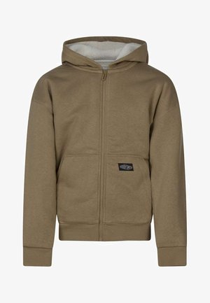 Brun hættetrøje med lynlås, forlommer og et hyggeligt hvidt fleecefoer inde i hætten, med et lille logoemblem på lommen.