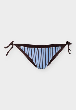 Bas de bikini à rayures verticales bleu et noir avec bordure marron foncé et liens sur les côtés sur un fond uni.