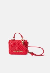 Raudona siuvinėta dirbtinės odos rankinė su auksiniais akcentais ir viršutine rankena, turinti nuimama petnešas ir "LOVE MOSCHINO" logotipą.