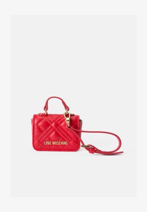 Raudona siuvinėta dirbtinės odos rankinė su auksiniais akcentais ir viršutine rankena, turinti nuimama petnešas ir "LOVE MOSCHINO" logotipą.