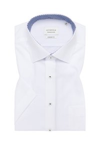 Witte button-up overhemd met een comfortabele pasvorm. Heeft een blauw patroon aan de binnenkant van de kraag en zilveren accentknopen. Sponsachtige textuur, gevouwen presentatie.
