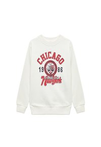 Witte sweatshirt met daarop rode en marineblauwe grafische tekst: "CHICAGO" en "ATHLETIC DEPT. New York," met een embleem en het jaar 1986. Lange mouwen.