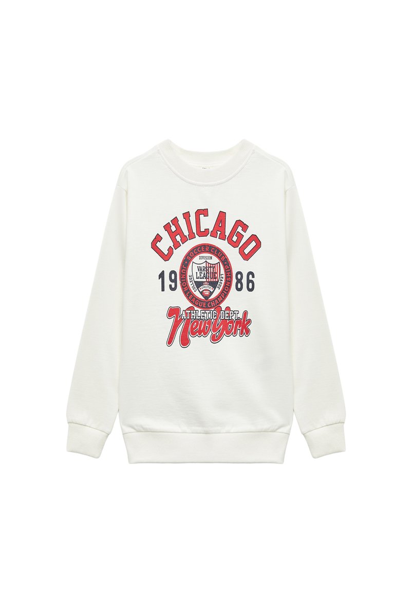 Witte sweatshirt met daarop rode en marineblauwe grafische tekst: "CHICAGO" en "ATHLETIC DEPT. New York," met een embleem en het jaar 1986. Lange mouwen.