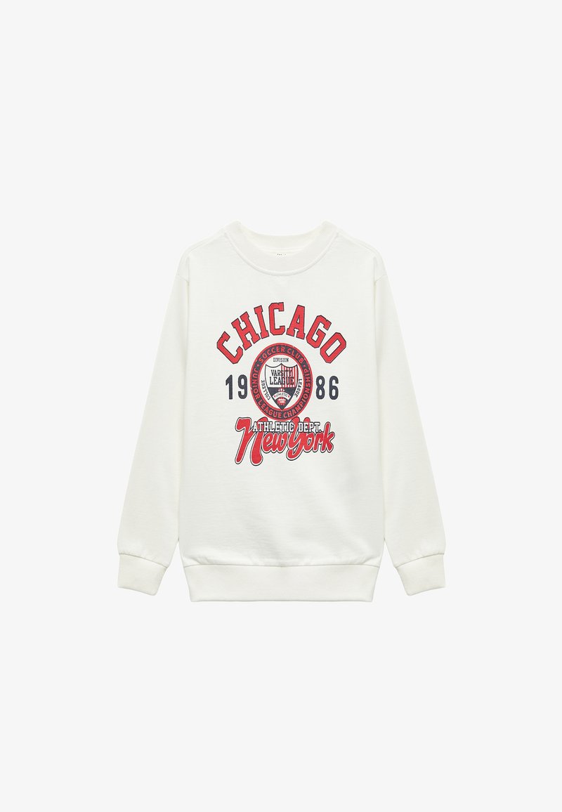 Sudadera blanca con texto gráfico en rojo y azul marino: "CHICAGO" y "ATHLETIC DEPT. Nueva York", con un emblema y el año 1986. Mangas largas.