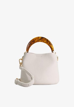 Sac à main en cuir blanc avec une finition texturée, doté d'une poignée en forme de tortue et de ferrures dorées. Comprend une bandoulière amovible.