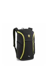 Czarny plecak z żółtymi akcentami, z przednią kieszenią, wyściełanymi szelkami oraz logo Ferrari u góry.