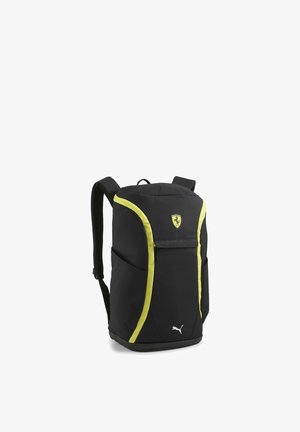 Czarny plecak z żółtymi akcentami, z przednią kieszenią, wyściełanymi szelkami oraz logo Ferrari u góry.