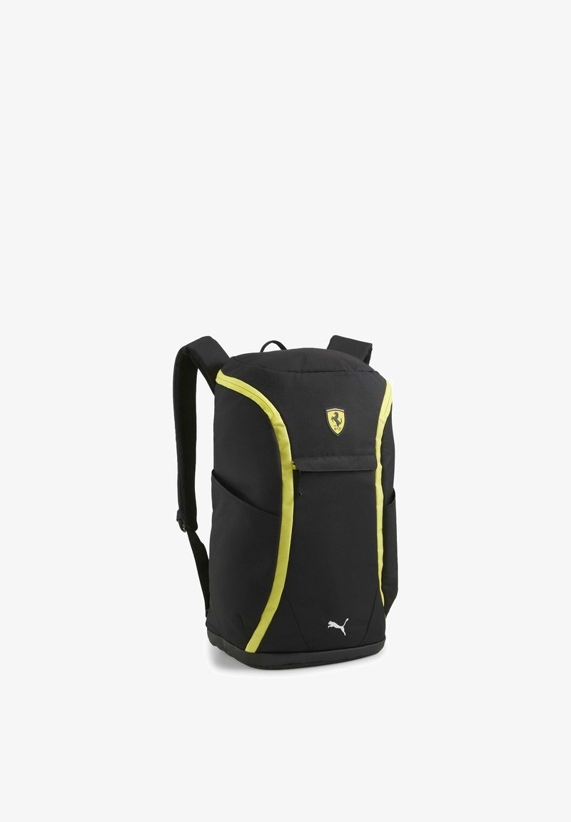 Czarny plecak z żółtymi akcentami, z przednią kieszenią, wyściełanymi szelkami oraz logo Ferrari u góry.