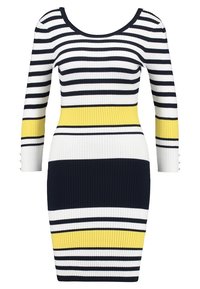 Robe tricotée avec un col dégagé, présentant des rayures horizontales bleu marine, blanches et une bande jaune vif à la taille. Texture côtelée partout.