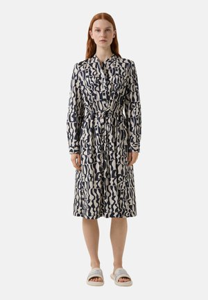 Robe à boutons imprimée avec un motif abstrait bleu marine et crème, manches longues, taille cintrée avec une ceinture et un ourlet au genou.