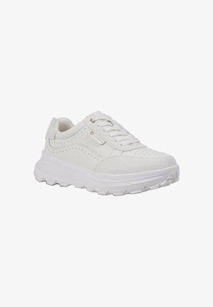 Weißer niedriger Sneaker mit Schnürung vorne, perforierten Details, Wildlederakzenten und dicker strukturierter Sohle, nach rechts geneigt auf weißem Hintergrund.