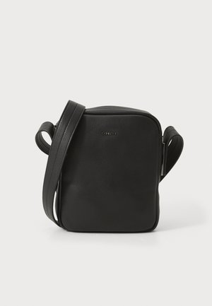 Czarna skórzana torba crossbody o gładkiej fakturze, prostokątnym kształcie, regulowanym pasku i subtelnym logo z przodu.