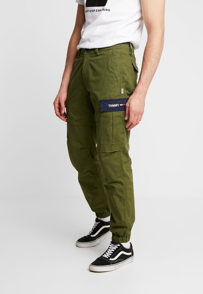 Tommy Jeans PANT Cargo trousers cypress/olive Zalando.co.uk