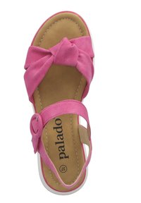 Sandal in suede rosa con design annodato, fascetta regolabile, soletta imbottita e suola in gomma bianca. Marca "palado" visibile all'interno.