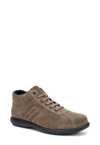 Scarpa alta in suede marrone con punta arrotondata, chiusura con lacci, suola in gomma e due strisce orizzontali di un marrone più chiaro sul lato.
