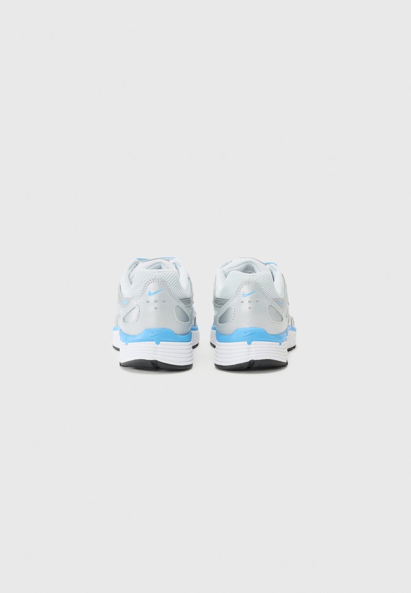 Chaussures de sport gris et bleu clair dotées d'une tige en maille, d'une semelle rembourrée et de découpes distinctives au niveau du talon pour la ventilation et le soutien.