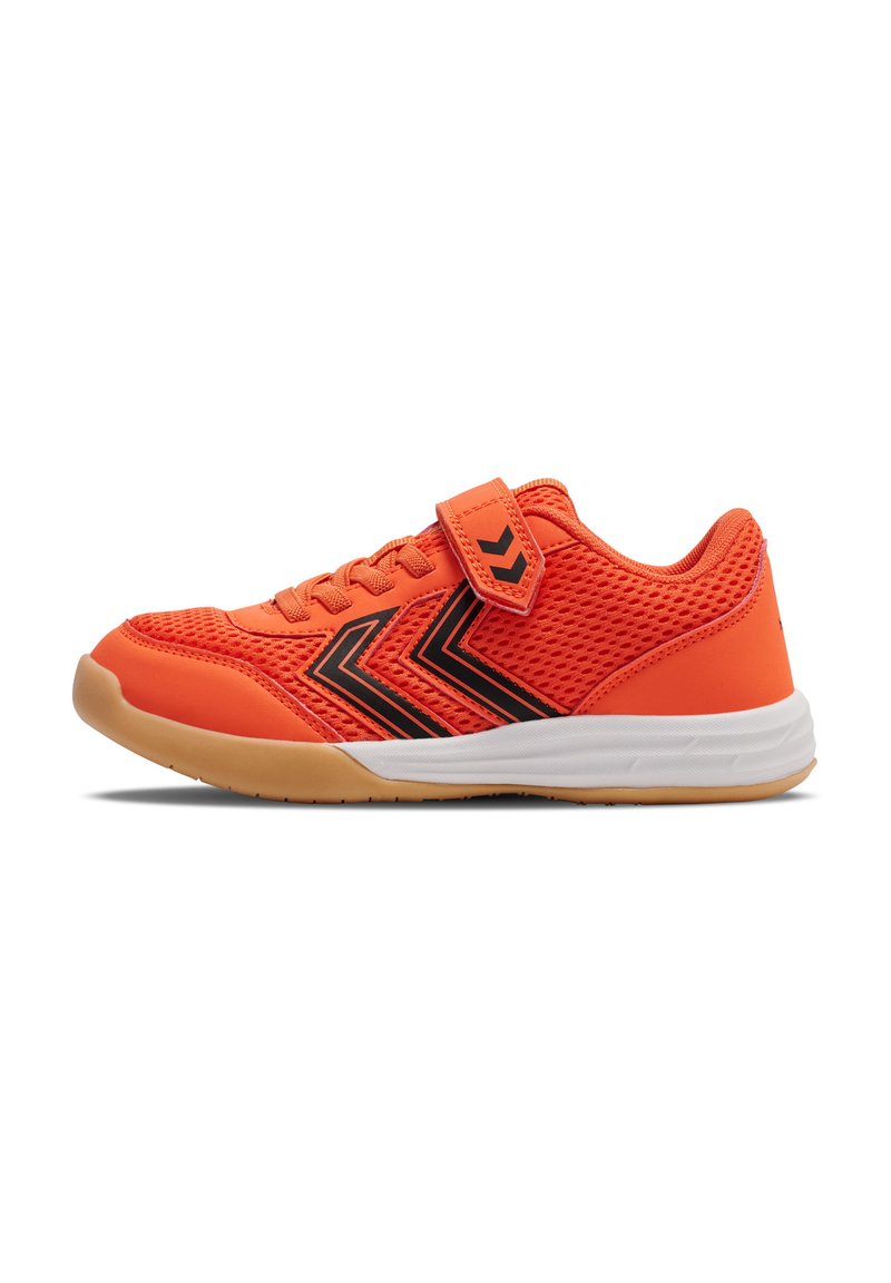 Zapatilla deportiva naranja con parte superior de malla, acentos en negro y una correa de Velcro. Presenta una suela blanca y tracción de goma.