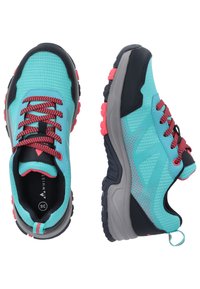 Siniset ja mustat urheilukengät, joissa on teksturoitu päällinen, pinkit yksityiskohdat, pehmustettu varsi ja kuvioitu pohja pitoon. Nauhakiinnitys.