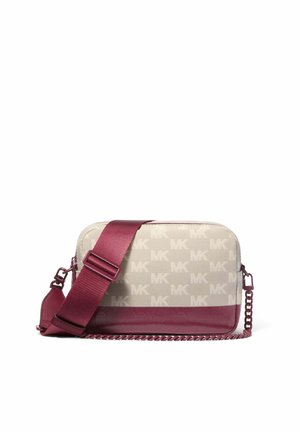 Sac bandoulière beige avec motif répété "MK", garniture en cuir bordeaux, bandoulière en tissu réglable et détail en chaîne à la base.