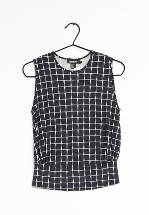 Bezramenný top z černé tkaniny s bílou mřížkou. Obsahuje kulatý výstřih a detail stahovaného pasu. Visí na černém ramínku.