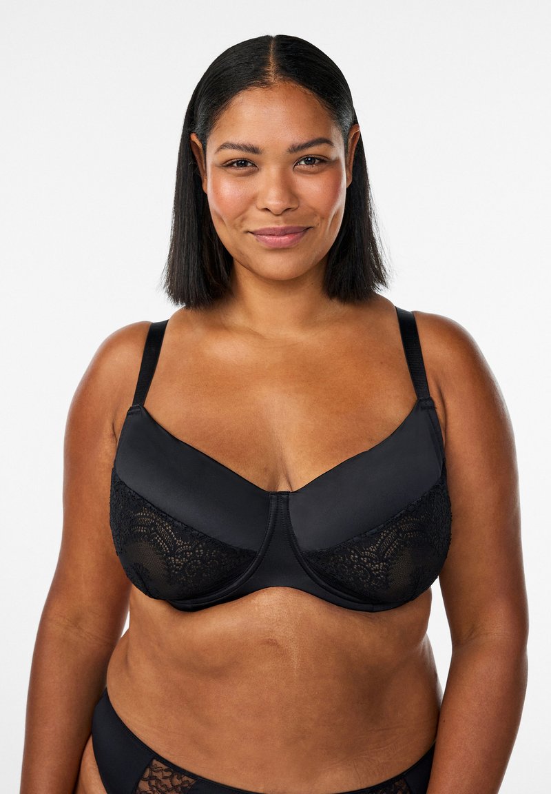 Czarny biustonosz z gładką satynową górną częścią i koronkowymi dolnymi miseczkami. Regulowane ramiączka i zapięcie na haftkę. Miękka, matowa faktura.