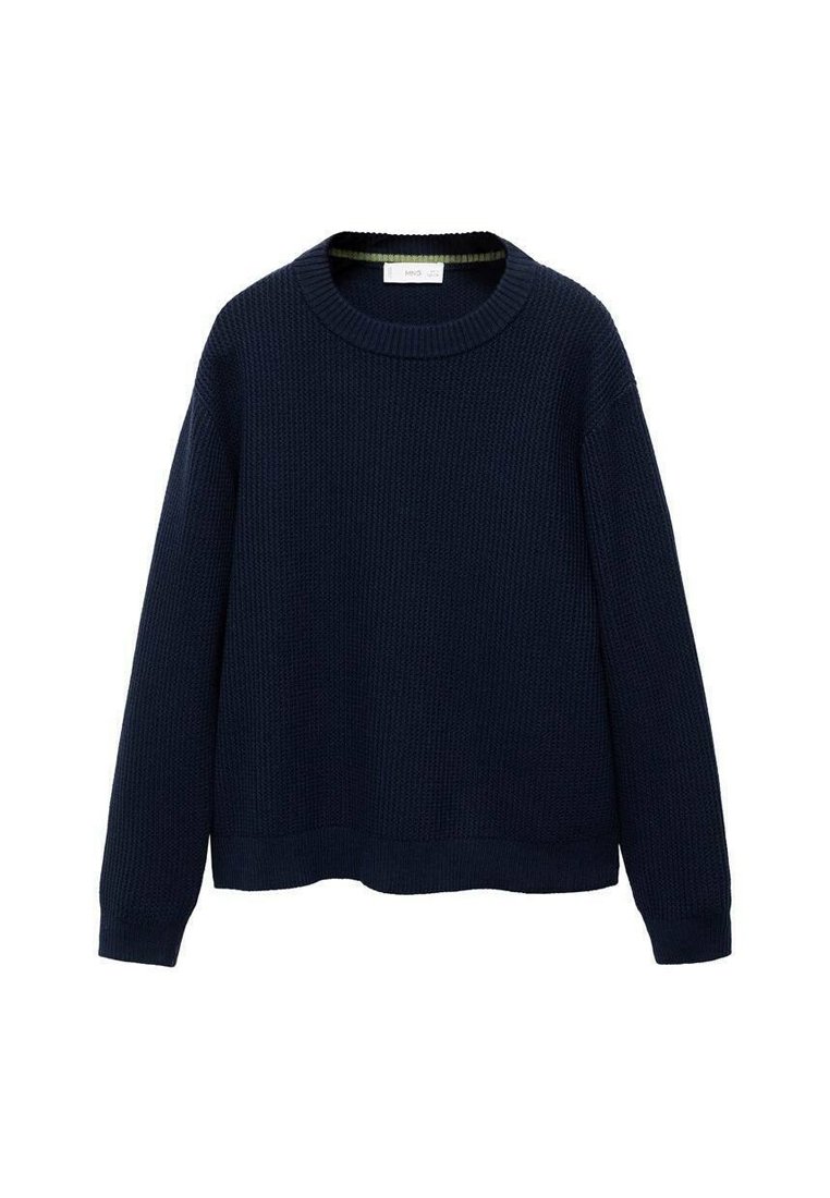 Temno modra rebrasta pulover s okroglim ovratnikom in dolgimi rokavi, ki se ponaša z ohlapnim krojem in teksturiranim materialom. Brez vidnih kovinskih delov ali dodatkov.