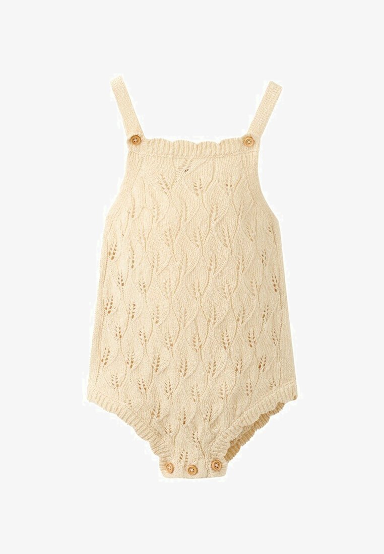 Krémový pletený detský overal so vzorom listov, ramennými popruhmi a drevenými gombíkmi na popruhoch a v rozkroku na zapínanie.