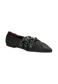 Scarpa di pelle nera con punta affusolata, caratterizzata da un design arricciato e punte decorative in argento. Include cinturini intrecciati e suola piatta.