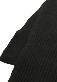 Tessuto knit nero con texture a coste verticali e superficie pelosa. Il pezzo ha un bordo irregolare ed è morbido al tatto.