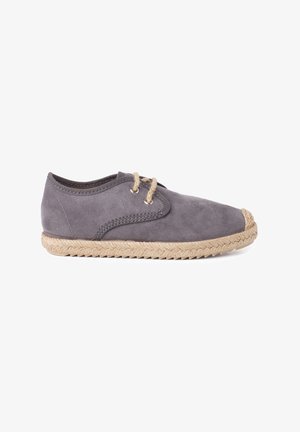 Chaussure en daim gris avec un bout arrondi, semelle en jute naturel et accents décoratifs en dentelle. Présente un design simple et classique.