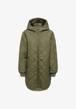 Chaqueta larga acolchada color verde oliva con capucha, cremallera frontal y puños acanalados; presenta un patrón de diamantes y un dobladillo redondeado.