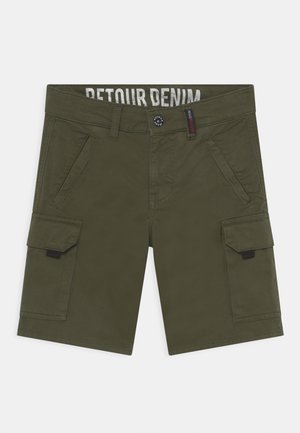 Spodenki typu cargo w oliwkowej zieleni, z ukośnymi kieszeniami z przodu, klapami na kieszeniach bocznych, szlufkami na pasek i zapięciem na guzik. Wewnątrz pasa widoczna metka marki.