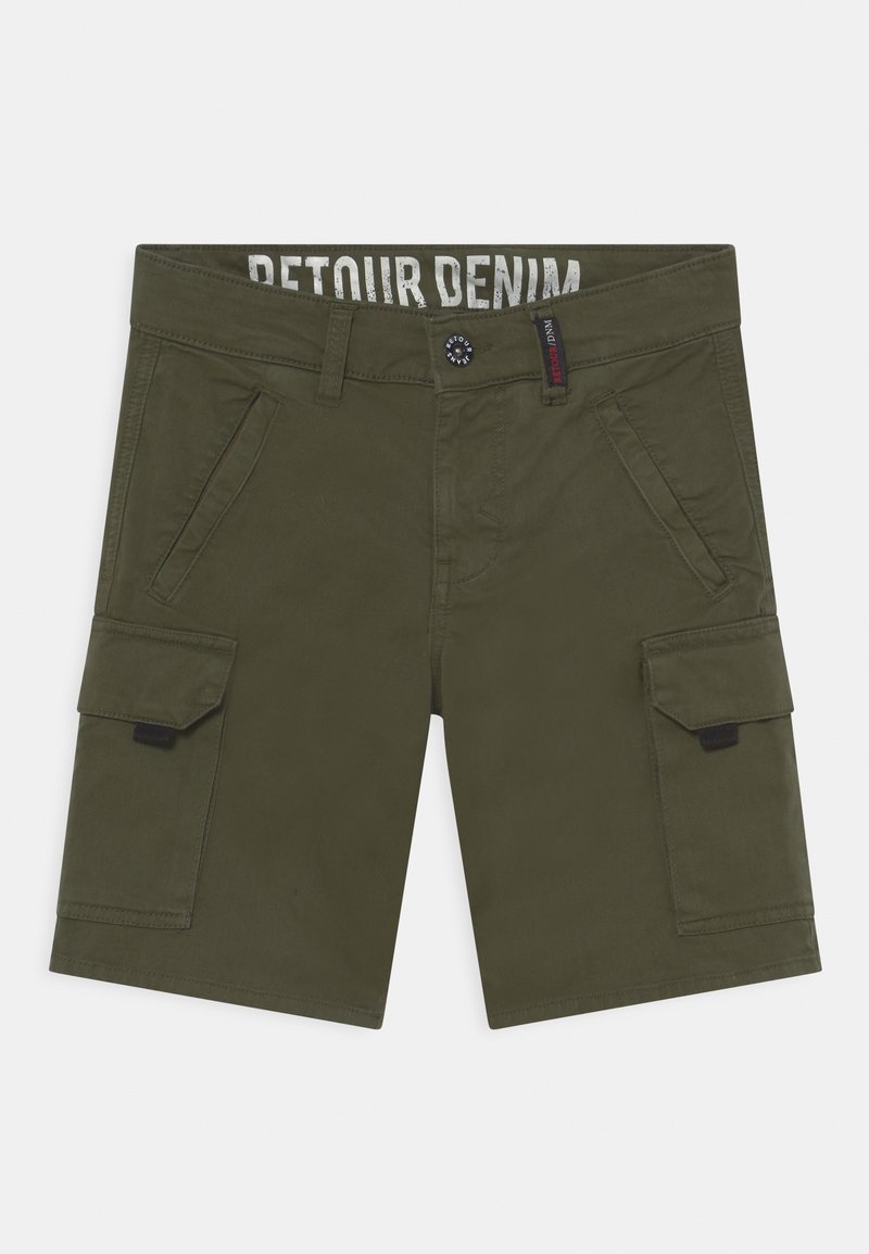 Shorts cargo vert olive avec poches inclinées à l'avant, poches latérales à rabat, passants pour ceinture et fermeture par bouton. Étiquette de la marque visible à l'intérieur de la ceinture.