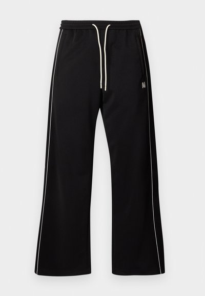 Μαύρο παντελόνι με φαρδιά μπατζάκια, λευκή ρίγα στα πλαϊνά, ελαστική μέση και λευκό κορδόνι, πάνω σε απλό γκρι φόντο.