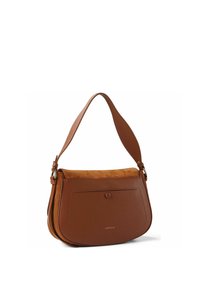 Braune Leder-Umhängetasche mit Wildlederoberseite, abgerundeter Form, verstellbarem Riemen, Fronttasche mit Knopfverschluss und kontrastierender Textur.