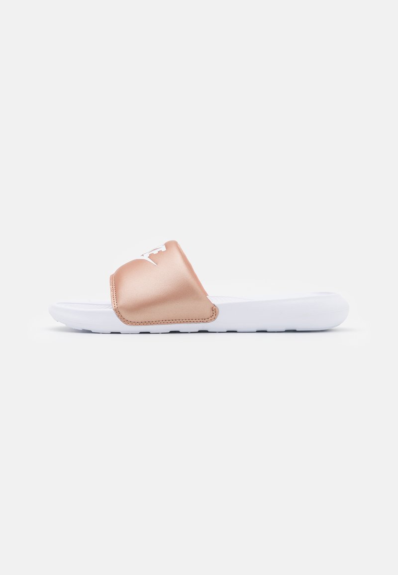 Nike Sportswear VICTORI ONE SLIDE - Mules - metallic red bronze/white