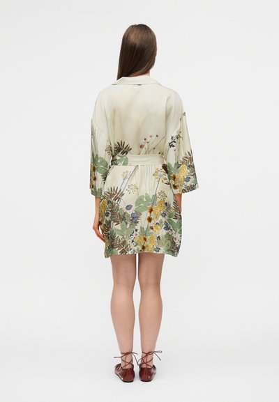 Kimono léger à motif floral couleur crème clair, longueur genou avec ceinture, manches larges, orné de fleurs vertes, jaunes et violettes éclatantes.