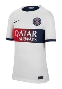 Jersey blanca de manga corta con cuello redondo. Presenta una franja horizontal en azul marino y rojo con el logotipo de "QATAR AIRWAYS" y el emblema del club.