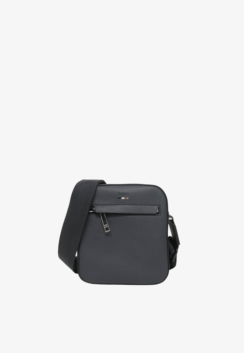 Schwarze Leder-Umhängetasche in quadratischer Form, mit strukturiertem Finish, verstellbarem Riemen und einer vorderen Reißverschlusstasche mit dezentem Branding.