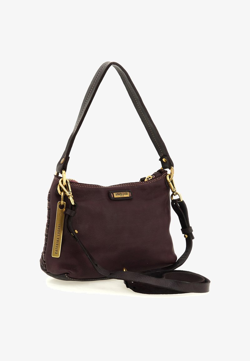 Borsa a tracolla in pelle viola scuro con hardware dorato, manico corto, tracolla staccabile e etichetta con il marchio Caterina Lucchi.
