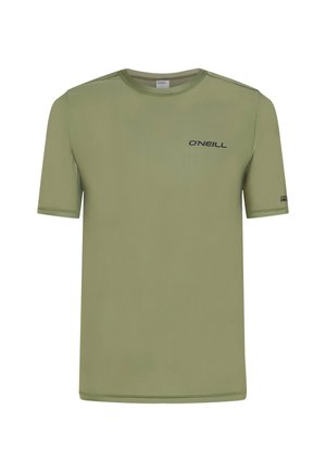 Olivgrünes T-Shirt mit kurzen Ärmeln, aus glattem Stoff, mit einem kleinen schwarzen Logo auf der Brust und genähten Details entlang der Nähte.