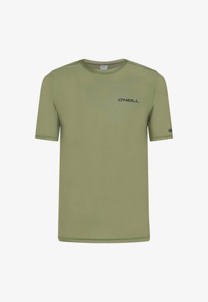 Tamsiai žalia trumpomis rankovėmis marškinėlius, pagamintus iš lygaus audinio, su mažu juodu logotipu ant krūtinės ir siūlių siuvinėjimu.