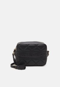 Černá prošívaná crossbody taška Valentino s embosovaným logem, zipem v zlatém tónu a nastavitelným popruhem na bílém pozadí.