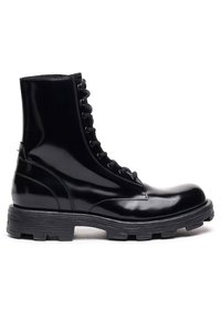 Stivaletti in pelle patinata nera con punta arrotondata, allacciatura frontale e suola in gomma texturizzata. Finitura liscia e silhouette strutturata.